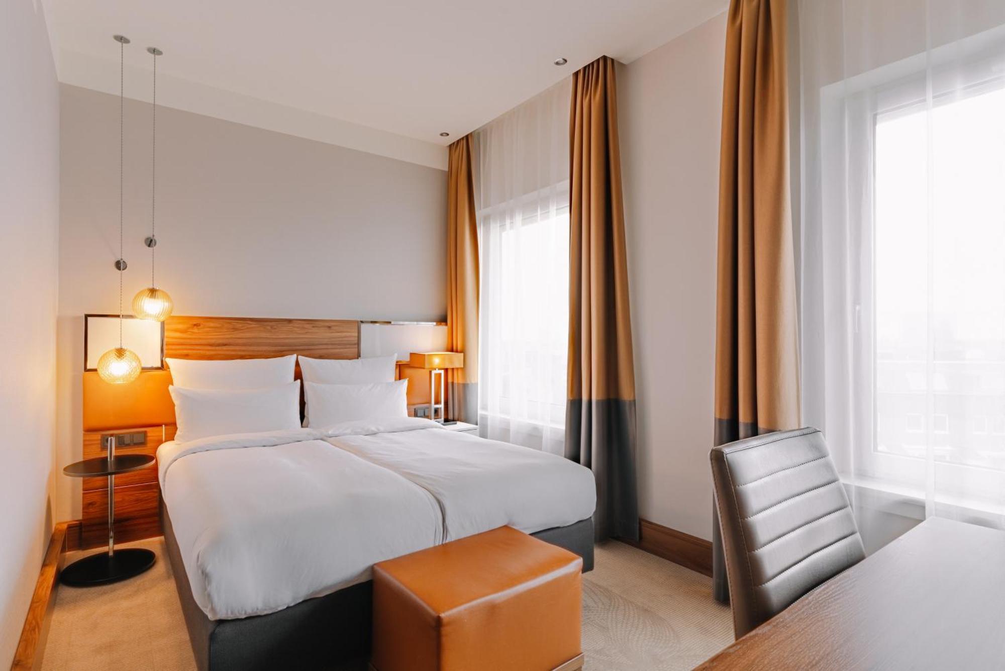 Queen Medium Room